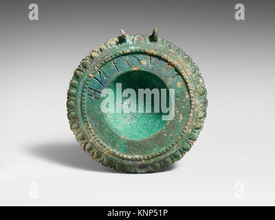 Bronzeschale, die als Thymiaterion zum Verbrennen von Weihrauch verwendet wurde, zeigt Design und Material, die in der MET-Sammlung aufbewahrt und im Buchformat dokumentiert wurden. Stockfoto