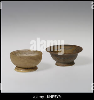 Glas Netzwerk Mosaik Schale mit Base Ring MET DP 104775 249795 Stockfoto