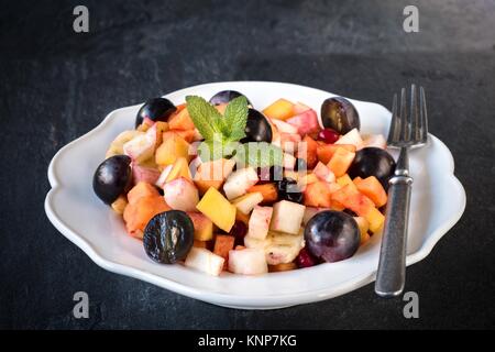 Obstsalat in der Platte Stockfoto