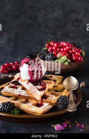 Hausgemachte Waffeln und Eis Stockfoto