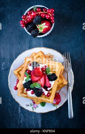 Hausgemachte Waffeln und Eis Stockfoto