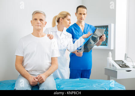 Smart Ärztin ihre Patienten schulter Holding Stockfoto
