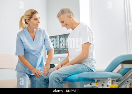 Erfreut, Ärztin, Physiotherapie Stockfoto