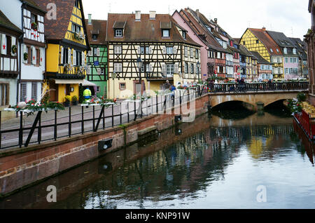 Historische Stadt Colmar Canal und mit Brücke, Elsass, Frankreich Stockfoto