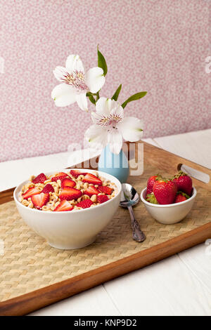 Schüssel Müsli und Erdbeeren Stockfoto