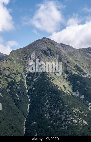 Den höchsten Gipfel der Westlichen Tatra in der Slowakei - bystra - von nizny Bocian Peak auf Otrhance Bergkamm oberhalb Rackova Dolina während Stockfoto