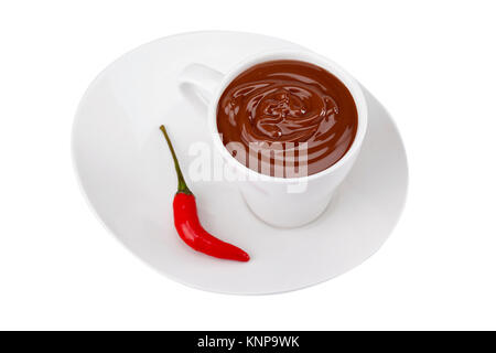 Chilly Pepper und Tasse Schokolade in einer Platte Stockfoto