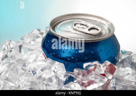 In der Nähe von blauen Cola Dose Stockfoto