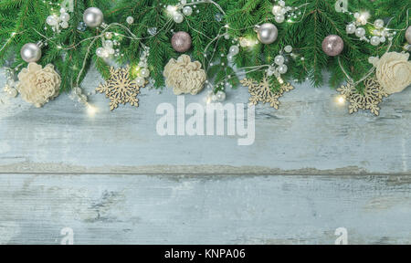 Weihnachten Grenze mit Bäumen, Kugeln, Sternen und anderen Verzierungen, isoliert auf Weiss. Studio shot Stockfoto