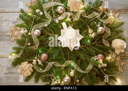 Adventskranz dekoriert mit weißen Kerzen auf Blau Holz- Hintergrund Stockfoto