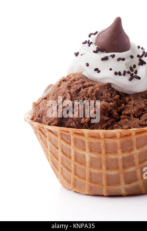 Zugeschnittenes Bild von Schokolade Eis in einem zuckerhut Stockfoto