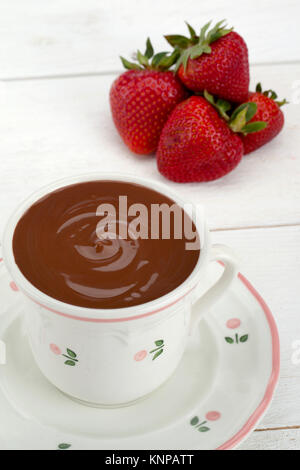 Geschmolzene Schokolade mit Erdbeeren Stockfoto
