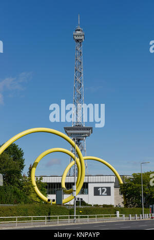 Stück kunst Ursula Sax? "Looping 1992", Funkturm, Messe Damm, Westend, Charlottenburg, Berlin, Deutschland, Kunstwerk Ursula Sax "Looping 1992", Funktur Stockfoto