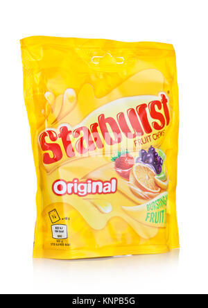LONDON, Großbritannien - 07 Dezember, 2017: Starburst Candy Fruit kaut Pack auf weißem Hintergrund. Stockfoto