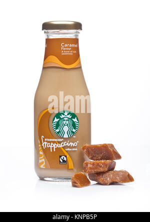 LONDON, Großbritannien - 07 Dezember, 2017: Glas Flasche Starbucks frappuccino trinken Kaffee mit Karamell auf weißem Hintergrund. Seattle Starbucks ist Grundlage der Lar Stockfoto