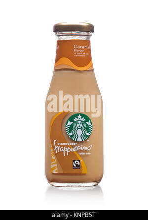 LONDON, Großbritannien - 07 Dezember, 2017: Glas Flasche Starbucks frappuccino trinken Kaffee mit Karamell auf weißem Hintergrund. Seattle Starbucks ist Grundlage der Lar Stockfoto