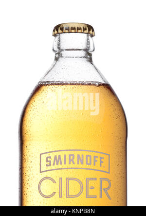 LONDON, Großbritannien - 07 Dezember, 2017: Flasche Smirnoff Apfelwein auf weißem Hintergrund. Um 1860 gegründet. Im Besitz von Diageo in Großbritannien produziert. Stockfoto