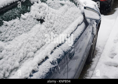 Ein Auto im Schnee nach einem Wintersturm abgedeckt Stockfoto