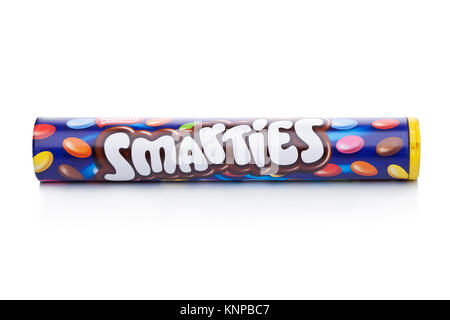 LONDON, Großbritannien - 07 Dezember, 2017: Smarties Schokolade Süßigkeiten Rohr auf weißem Hintergrund. Von Nestle hergestellt. Stockfoto