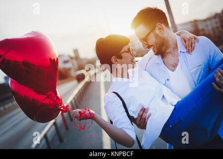 Junges Paar in Liebe dating und lächelnd Outdoor Stockfoto