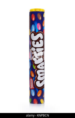 LONDON, Großbritannien - 07 Dezember, 2017: Smarties Schokolade Süßigkeiten Rohr auf weißem Hintergrund. Von Nestle hergestellt. Stockfoto