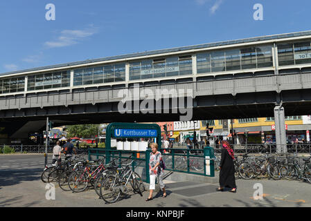 U-Bahnhof Kottbusser Tor, Kreuzberg, Berlin, Deutschland, U-Bahnhof Kottbusser Tor, Kreuzberg, Deutschland Stockfoto