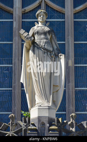 Gerechtigkeit, Amtsgericht Wedding, Mineralquelle, Mitte, Berlin, Deutschland, Justitia, Amtsgericht Wedding Brunnenplatz, Gesundbrunnen, M Stockfoto