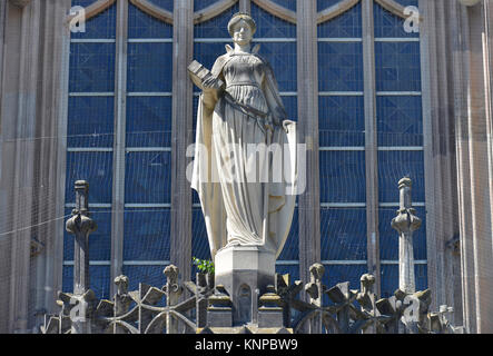 Gerechtigkeit, Amtsgericht Wedding, Mineralquelle, Mitte, Berlin, Deutschland, Justitia, Amtsgericht Wedding Brunnenplatz, Gesundbrunnen, M Stockfoto