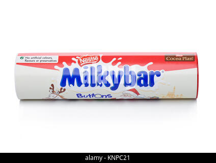 LONDON, Großbritannien - 07 Dezember, 2017: Milkybar tube weiße Schokolade Tasten auf wgite Hintergrund. Von Nestle produziert. Stockfoto
