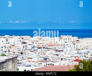 Die weißen Häuser der mediterranen Stadt Vieste, Gargano, Apulien, Italien. für Reisen und Tourismus Konzept Stockfoto