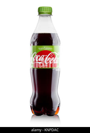 LONDON, Großbritannien - 07 Dezember, 2017: Flasche Leben Coca-Cola auf weißem Hintergrund. Coca-Cola ist einer der beliebtesten Soda Produkte in der Welt. Stockfoto