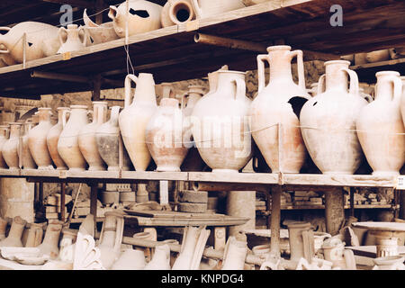 Sammlung von Objekten, die bei Ausgrabungen im antiken Pompeji, Italien gefunden Stockfoto