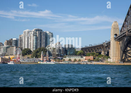 Blick auf die Sydney Harbour Bridge, Luna Park und North Sydney, Sydney, Australien Stockfoto