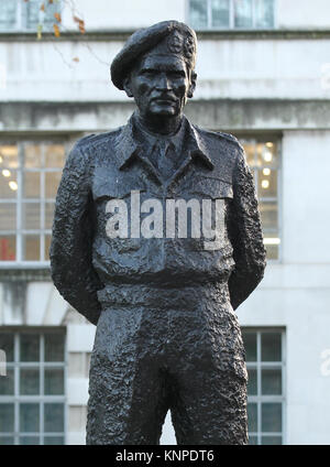 London, Großbritannien. 12. Dezember, 2017. Statue des Feldmarschalls Bernard Law Montgomery, 1st Viscount Montgomery von Alamein, genannt 'Monthy' Stockfoto