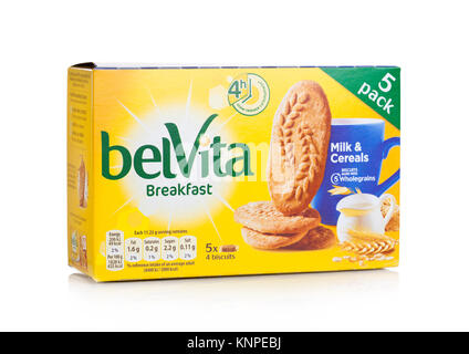 LONDON, Großbritannien - 07 Dezember, 2017: belVita Frühstück Milch und Getreide auf weißem Hintergrund. belVita Kekse sind mit Vollkorn gemacht, die vier Stunden Stockfoto