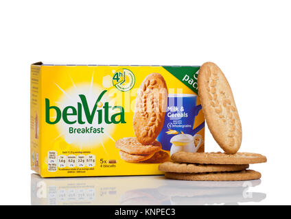 LONDON, Großbritannien - 07 Dezember, 2017: belVita Frühstück Milch und Getreide auf weißem Hintergrund. belVita Kekse sind mit Vollkorn gemacht, die vier Stunden Stockfoto