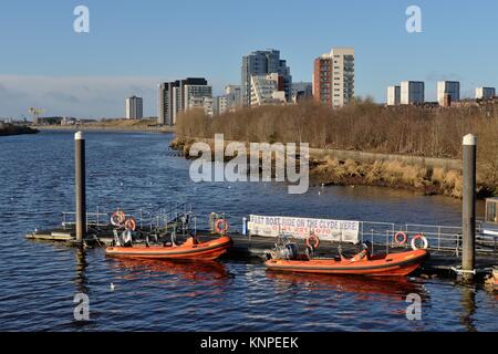 Zwei starre Hülle aufblasbare Boote zu einem ponton Werbung schnell Bootsfahrten auf dem Fluss Clyde, Glasgow, Schottland, Großbritannien gesichert Stockfoto