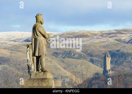 Der König Robert Bruce Statue blickt über Stirling, Schottland, Großbritannien, mit dem Nationalen Wallace Denkmal im Hintergrund Stockfoto