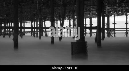 Schwarze und weiße Misty lange Belichtung, unter Hastings Pier genommen. Stockfoto