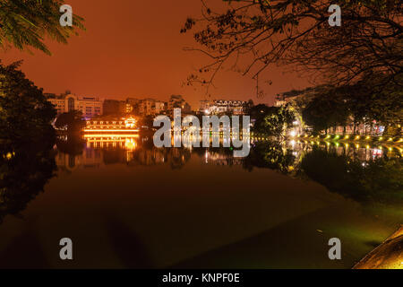 HANOI, VIETNAM - März 08, 2017: See Hoan Kiem, Hanoi, Vietnam. Nacht ansehen. Das ist ein See in der Altstadt von Hanoi, die Hauptstadt von Vie Stockfoto