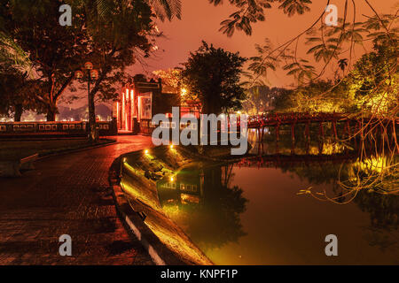 HANOI, VIETNAM - 08.März 2017: Eintrag Rote Brücke - die Huc Bridge in See Hoan Kiem, Hanoi, Vietnam. Nacht ansehen. Das ist ein See in der historischen c Stockfoto