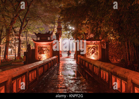 HANOI, VIETNAM - 08.März 2017: Eintrag Rote Brücke - die Huc Bridge in See Hoan Kiem, Hanoi, Vietnam. Nacht ansehen. Das ist ein See in der historischen c Stockfoto