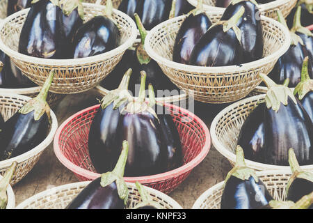 Organische Auberginen in einem traditionellen Markt in Sizilien, Italien. Stockfoto