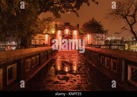 HANOI, VIETNAM - 08.März 2017: Eintrag Rote Brücke - die Huc Bridge in See Hoan Kiem, Hanoi, Vietnam. Nacht ansehen. Das ist ein See in der historischen c Stockfoto