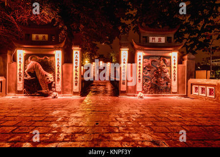 HANOI, VIETNAM - März 08, 2017: Rote Brücke - die Huc Bridge in See Hoan Kiem, Hanoi, Vietnam. Nacht ansehen. Das ist ein See im historischen Zentrum von Stockfoto