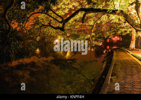 HANOI, VIETNAM - März 08, 2017: See Hoan Kiem, Hanoi, Vietnam. Nacht ansehen. Das ist ein See in der Altstadt von Hanoi, die Hauptstadt von Vie Stockfoto