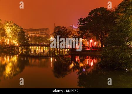 HANOI, VIETNAM - März 08, 2017: See Hoan Kiem, Hanoi, Vietnam. Nacht ansehen. Das ist ein See in der Altstadt von Hanoi, die Hauptstadt von Vie Stockfoto