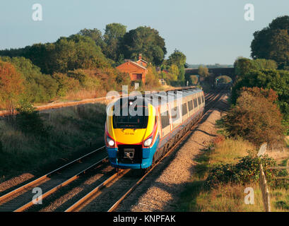 Eine Klasse 222 Meridian diesel multiple Unit arbeiten ein East Midlands Trains service Irchester. Eine Klasse 222 Meridian DMU-Nummer 222 006 der Osten Midla Stockfoto