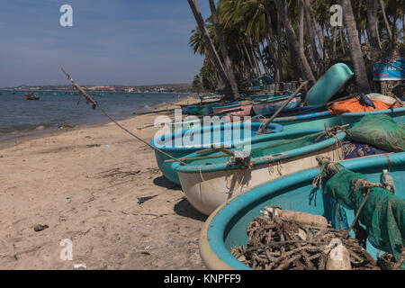 Mui Ne White Sandy Beach, Angelboote/Fischerboote am Strand, Vietnam. Asien Stockfoto