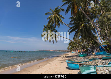 Sonnigen Tag in Mui Ne weisse Sandstrand, Fischerboote am Strand, Vietnam. Asien Stockfoto